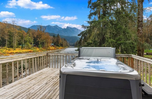 Gold Bar Cabin | Riverside Retreat Hot Tub Sauna Yards Firepits Gazebo and Stunning Views. + Pets