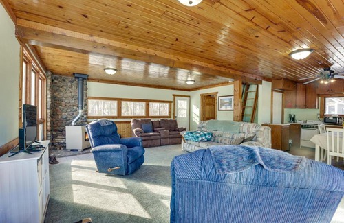 Johnson Creek House | Riverside Retreat Near Trails in Johnson Creek