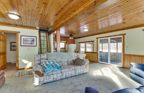 Johnson Creek House | Riverside Retreat Near Trails in Johnson Creek