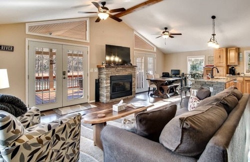Franklin House | Riverside retreat w/soothing views & soft sounds