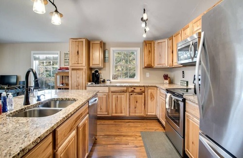 Franklin House | Riverside retreat w/soothing views & soft sounds