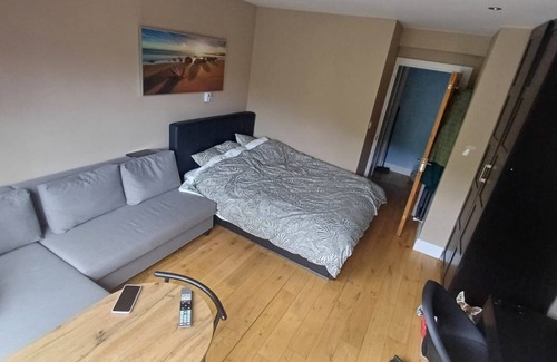 Chapelizod Apartment | Riverside Serene Getaway Studio - Enjoy Dublin’s Unique Studio by Phoenix park.