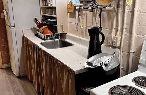 Bancroft Apartment | Riverside suite on York River in town free parking nn