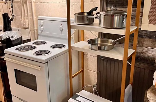 Bancroft Apartment | Riverside suite on York River in town free parking nn