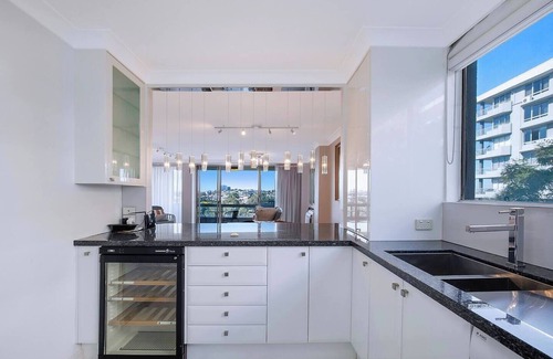 Auchenflower Apartment | Riverside Terrace Inner city Retro chic with Pool