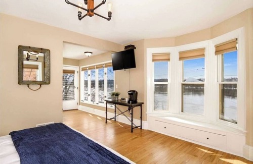 Fountain City Bed & Breakfast | Riverview Apartment - River Road Historic Home