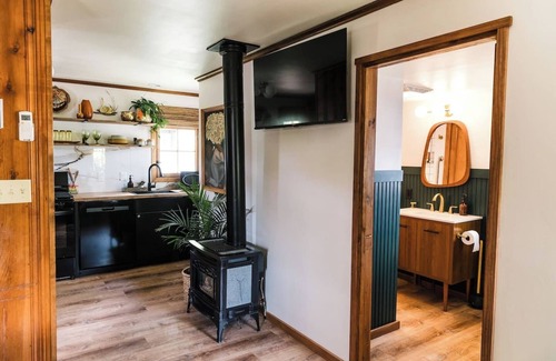 Bellevue Cabin | Riverview cabin w/pickleball court