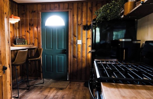 Bellevue Cabin | Riverview cabin w/pickleball court