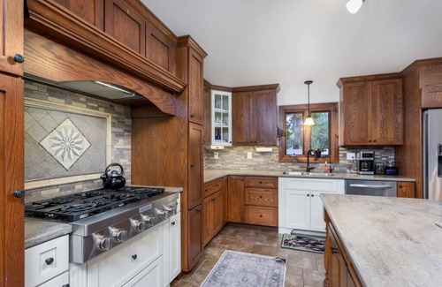 Dauphin House | Riverview Lodge Summa