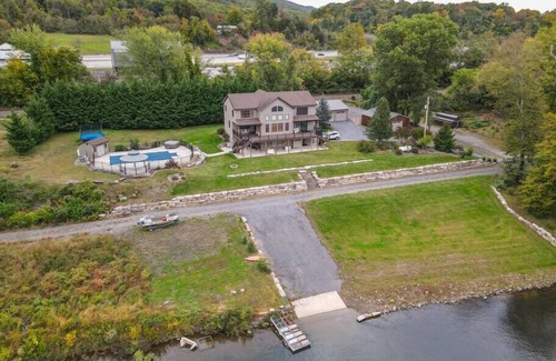Dauphin House | Riverview Lodge Summa