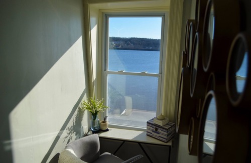 Somerset House | RiverView Retreat – Where Classic Charm Meets Coastal Comfort