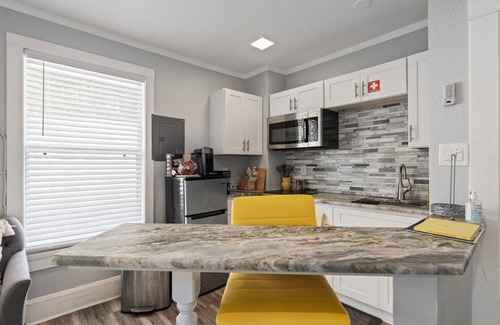 Melbourne Apartment | Riverview Yellow: Downtown Melbourne Apartment