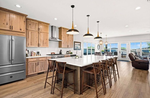 Riverside House | RiverWest Goldies- Base Spirit Mtn, Sauna, Trails, Dog Friendly, 20% off Bike Rentals