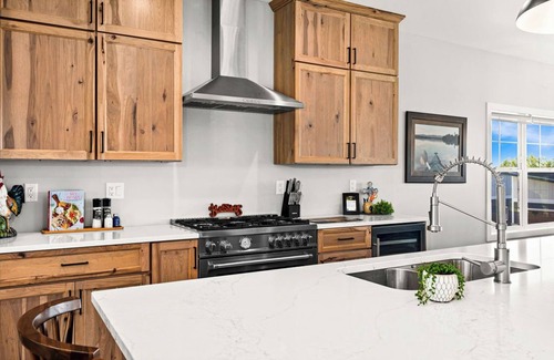 Riverside House | RiverWest Goldies- Base Spirit Mtn, Sauna, Trails, Dog Friendly, 20% off Bike Rentals