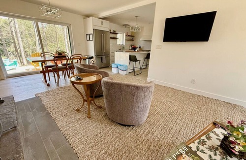 Meaford Cabin | Riverwood Retreat: Modern Charm by the River