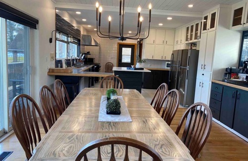 West Nipissing Cottage | Riviera Lodge - Large Renovated Waterfront Property