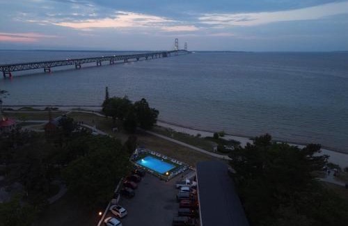Mackinaw City Hotel | Riviera Motel