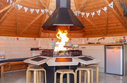 Saint Erth Praze Cottage | RIVIERE HOUSE, pet friendly, with hot tub in Hayle