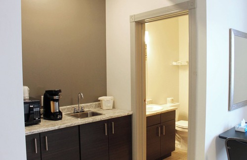 Steinbach Hotel | Roadhouse 52 Inn & Suites