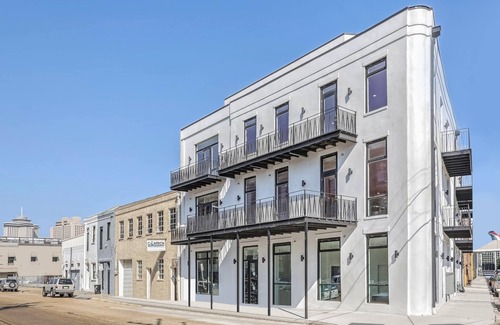 Arts/Warehouse District House | Roami at The Churchill | 2 Bedroom w/Balcony