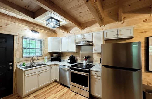 Fort Payne Cabin | ROBIN'S NEST - With Hot Tub - Relaxation awaits in the mountains!