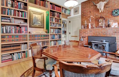 Cody Bed & Breakfast | Robins Nest Bed & Breakfast