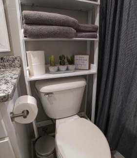 Chickasha House | Rock & Roll House, Fiber Internet, ROKU TV, Washer & Dryer, by DT Chickasha & Leg Lamp!