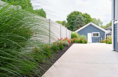 Rockford Apartment | Rockford IL 2BD Upper Queen Bed, Patio & Fast WiFi