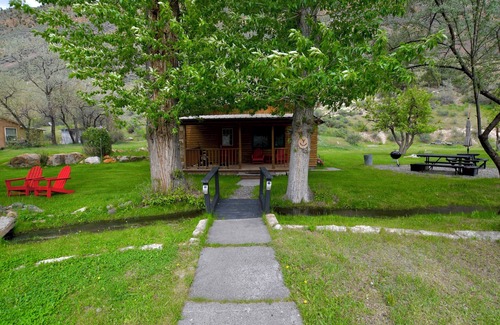 Gardiner Cabin | Rockin Y, Romantic Getaway or Family Friendly Lodging