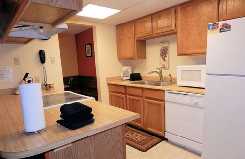 Historic District House | Rockridge Breathtaking 2BR Townhouse Ideal for Couples