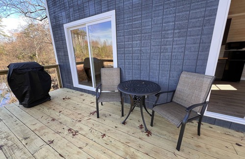 Granite Falls Cabin | Rockwall Cabin on the Pond! Cool spot, 10 minute drive to Hickory.