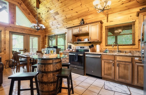 Hemlock Hills Cabin | Rocky Top Sports Gatlinburg-Hot Tub-Air Hockey-Foosball-Pool Table!
