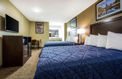 Lyons Hotel | Rodeway Inn Lyons - La Grange