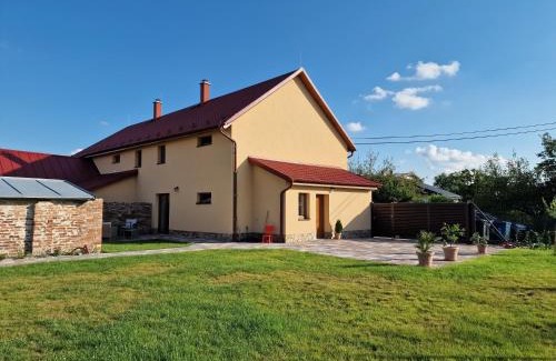Hlusovice Villa | Rodinný dům u rybníka v blízkosti Olomouce