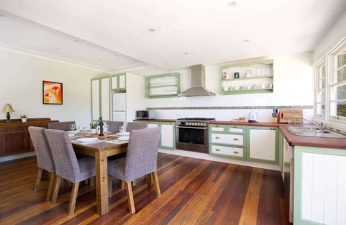 Katoomba House | Rodova Cottage with fireplace and enclosed backyard