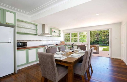 Katoomba House | Rodova Cottage with fireplace and enclosed backyard