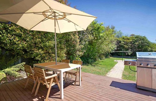 Katoomba House | Rodova Cottage with fireplace and enclosed backyard