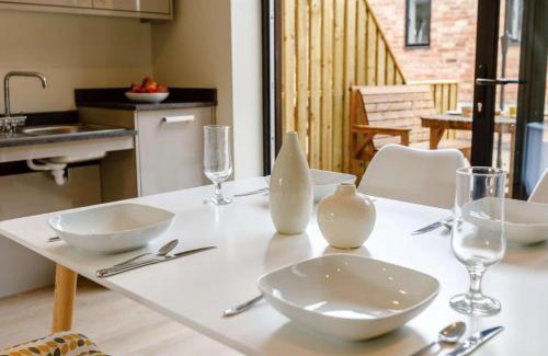 Moreton Valence House | Roe Cottage disabled adapted 2 bedroom hot tub