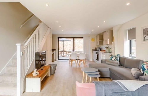 Moreton Valence Cottage | Roe Cottage, disabled adapted 2 bedroom hot tub