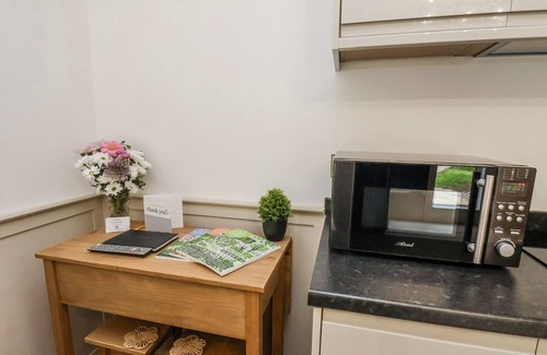 Aislaby Cottage | ROE DEER LODGE, pet friendly, luxury holiday cottage in Sleights
