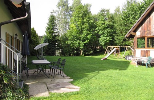 Stammbach Apartment | Rollstuhlgeeignete 4-Sterne-Ferienwohnung (75qm) auf kinderfreundlichem Hof