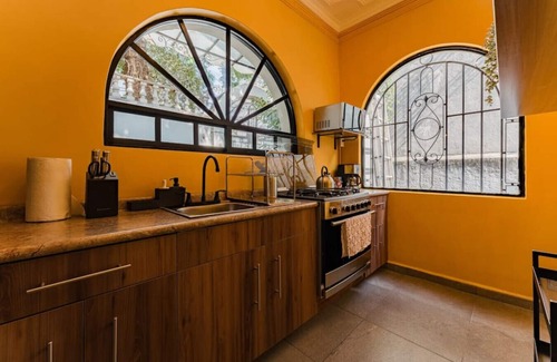 Roma Sur House | Roma Retreat: Modern Colonial Gem A/C 16 PAX