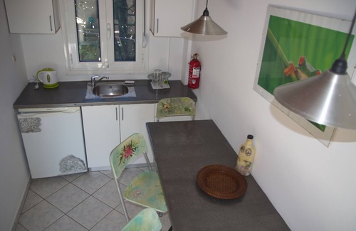 Verilaiika Cottage | Romalea’s Apartments little village organic garden