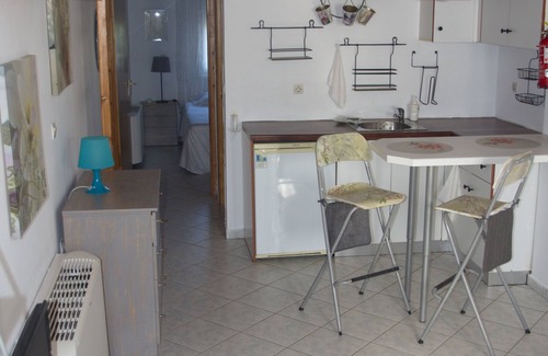 Verilaiika Cottage | Romalea’s Apartments little village organic garden