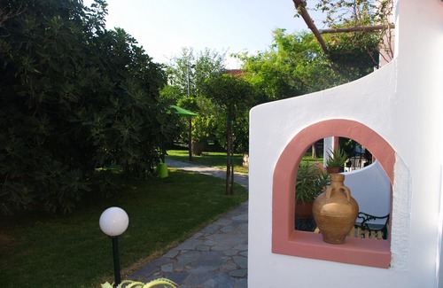 Verilaiika Cottage | Romalea’s Apartments little village organic garden