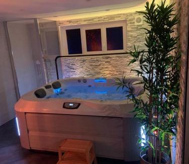 Deuil-la-Barre Apartment | *Romance Jacuzzi* Appartement Spa pour les amoureux ou les solos