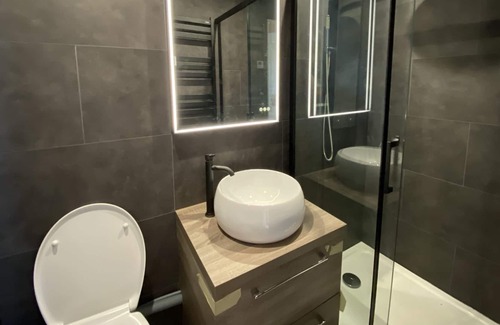 Guernes House | Romantic floating suite with balneo
