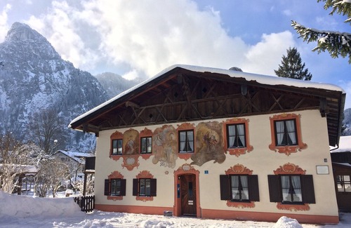 Oberammergau Apartment | romantic apartment "Himmelblau": recreation in the historic Mussldomahaus