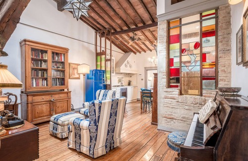 Sant' Ambrogio Apartment | Romantic Apartment in the Hearth of Florence