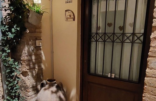 Spello Apartment | Romantic apartment in the Vicolo dei Baci located in the historic center